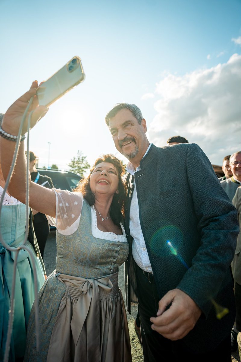 Markus_Soeder's tweet image. Unterwegs in #Oberbayern: Volles Festzelt mit 1700 Besuchern beim politischen Abend am Poinger Volksfest. Gerade in einer Zeit, in der #Zusammenhalt wichtiger denn je ist, zeigen solche Feste, was Bayern stark macht: #Ehrenamt, #Gemeinschaft, #Lebensfreude und unser wertvolles…