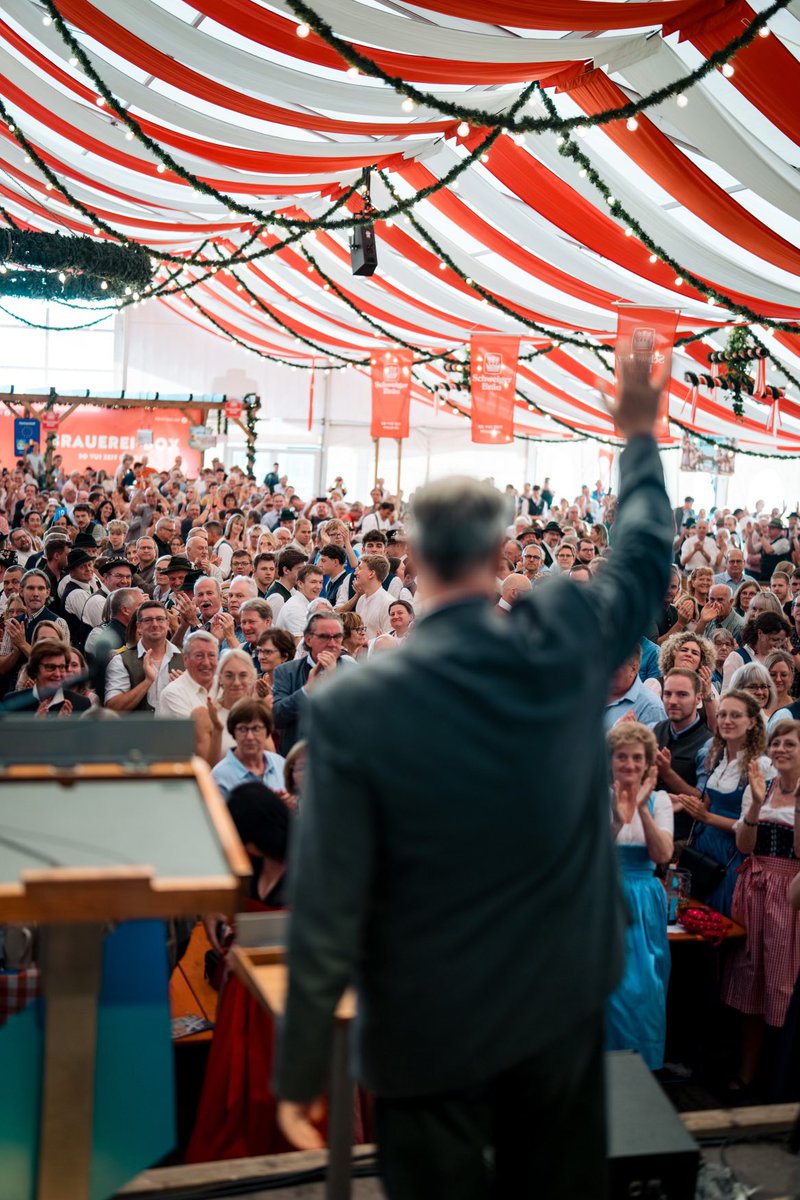 Markus_Soeder's tweet image. Unterwegs in #Oberbayern: Volles Festzelt mit 1700 Besuchern beim politischen Abend am Poinger Volksfest. Gerade in einer Zeit, in der #Zusammenhalt wichtiger denn je ist, zeigen solche Feste, was Bayern stark macht: #Ehrenamt, #Gemeinschaft, #Lebensfreude und unser wertvolles…