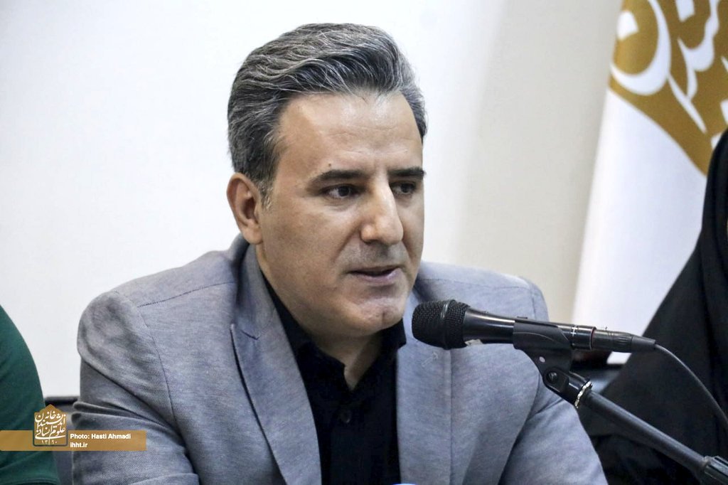 ardeshirpashang's tweet image. گویا قرار بود نشست "رسانه و منازعه" زنده و آنلاین پخش شود اما نشد یکی گفت علتش حضور بنده و مواضع انتقادیام است!
امروز از چهار منظر به این سوال پاسخ دادم چرا صداوسیما (پرستیوی و...) هم در ساخت روایت غالب و هم تعداد مخاطب، رقابت را به الجزیره و شبکههای خارجی فارسی باخته است؟