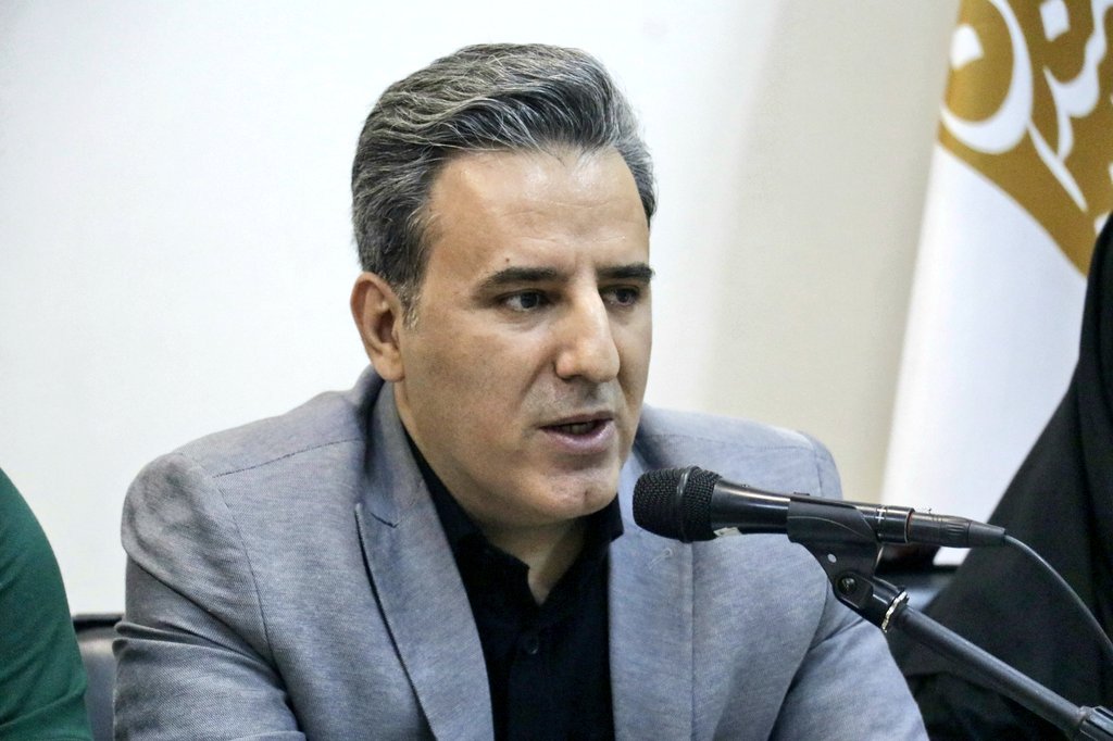 ardeshirpashang's tweet image. گویا قرار بود نشست "رسانه و منازعه" زنده و آنلاین پخش شود اما نشد یکی گفت علتش حضور بنده و مواضع انتقادیام است!
امروز از چهار منظر به این سوال پاسخ دادم چرا صداوسیما (پرستیوی و...) هم در ساخت روایت غالب و هم تعداد مخاطب، رقابت را به الجزیره و شبکههای خارجی فارسی باخته است؟