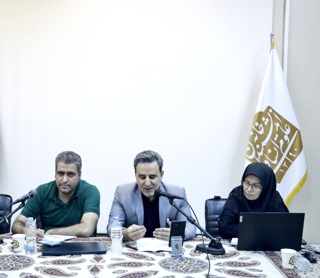 ardeshirpashang's tweet image. گویا قرار بود نشست "رسانه و منازعه" زنده و آنلاین پخش شود اما نشد یکی گفت علتش حضور بنده و مواضع انتقادیام است!
امروز از چهار منظر به این سوال پاسخ دادم چرا صداوسیما (پرستیوی و...) هم در ساخت روایت غالب و هم تعداد مخاطب، رقابت را به الجزیره و شبکههای خارجی فارسی باخته است؟