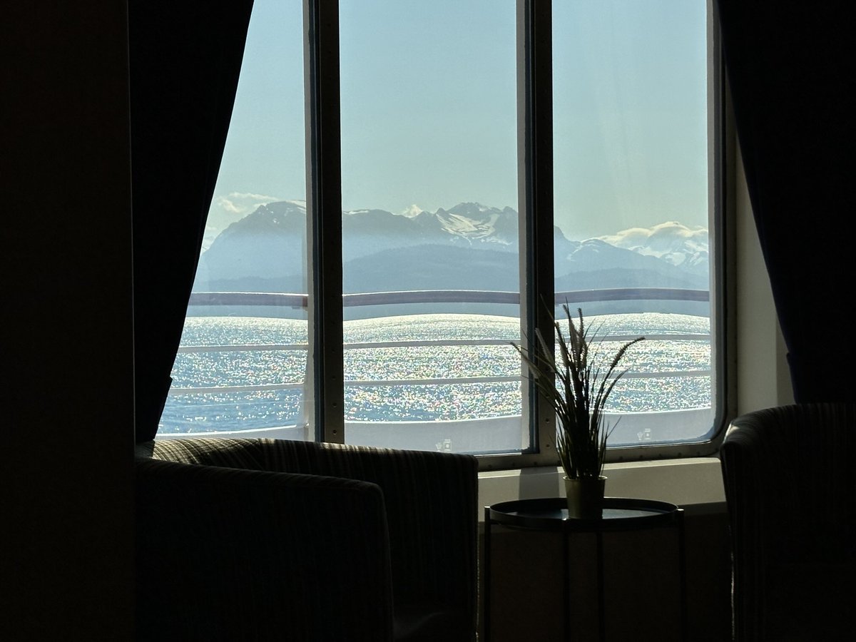 ElizaWallace27's tweet image. Not a bad place to relax, chat with neighbors walking by, read or just enjoy the view. #vvr #nauticalneighborhood #cruisingalaska ElizabethAtSea.com
