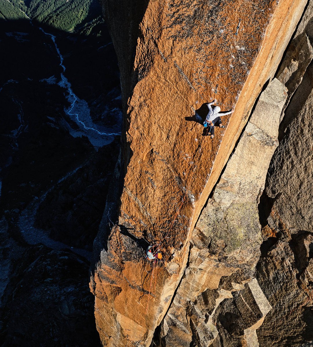 First female ascent and fast repeat of Histoire sans Fin (F8b+) by Moroni and Vidi

Italians Camilla Moroni and Pietro Vidi have repeated Histoire sans Fin (8b+ 200m), Petit Clocher du Portalet, Switzerland, with Moroni making the first female free ascent. climber.co.uk/news/first-fem…