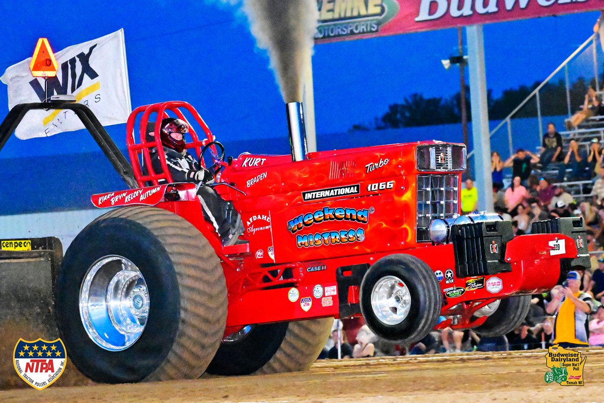 Region III Light Pro Stock power at the Budweiser Dairyland Super Nationals!! #prostock #tractorpull #tomahWI