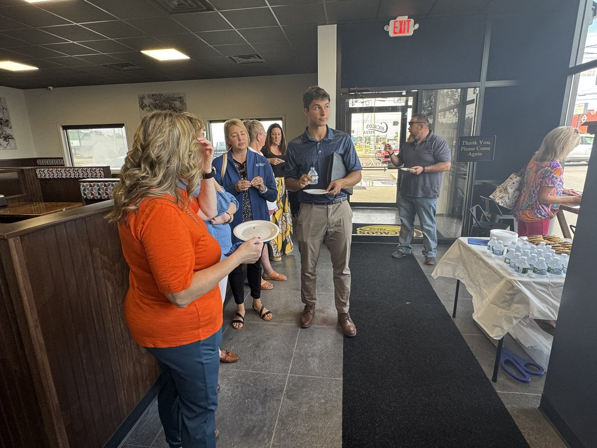 smjustus's tweet image. Good to join in with the @JayChamber while representing @SenatorBanks in the ribbon cutting ceremony of Chicago’s Pizza as they just opened up in Portland, Indiana!