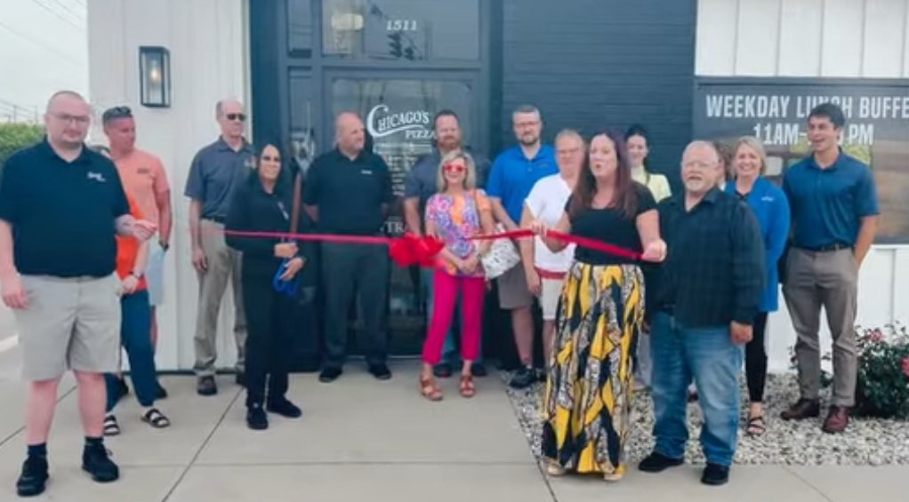 smjustus's tweet image. Good to join in with the @JayChamber while representing @SenatorBanks in the ribbon cutting ceremony of Chicago’s Pizza as they just opened up in Portland, Indiana!