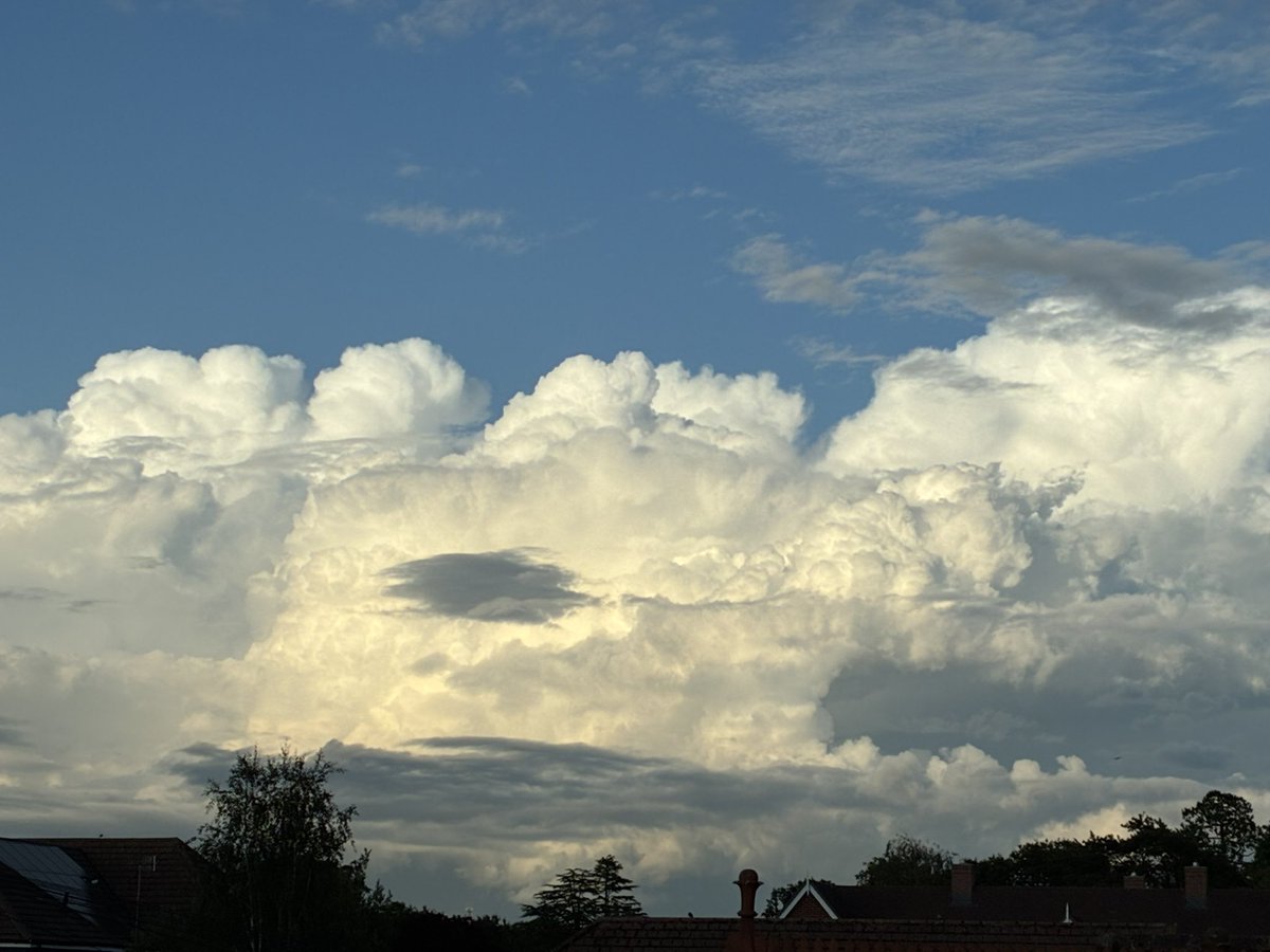 CliveBranch's tweet image. That’s a cell & a half brewing to the east !
@NWSAcaster
@angegarrod
@johnbilcliffe