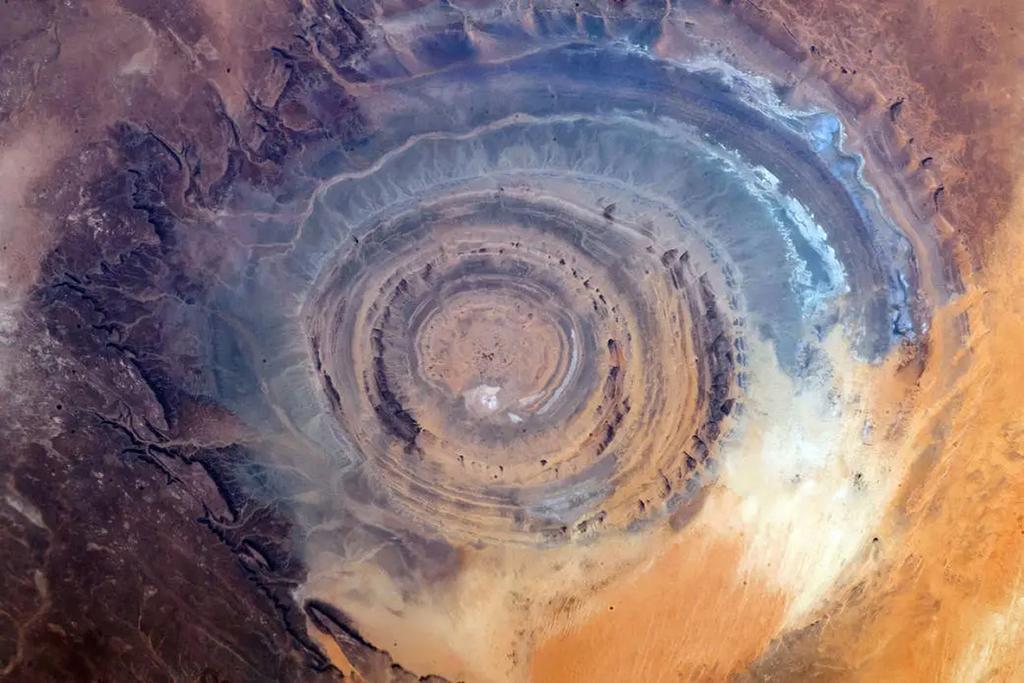 4biddntruth's tweet image. From space, the Richat Structure looks like a perfect set of concentric rings.
Geologists say: natural erosion.
Alternative theorists like myself say: possible site of Atlantis.
The debate continues.
Is it just a natural formation... or ancient history buried in plain sight?…