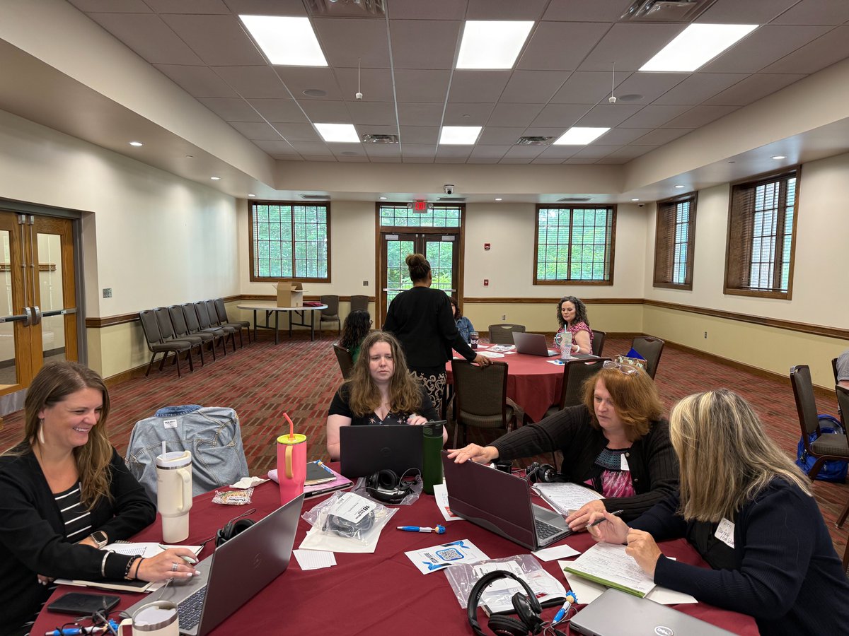 mercer_schools's tweet photo. Our hardworking high school teachers are training today and tomorrow to implement high-dosage tutoring in Algebra I and 9th Grade ELAโthanks to GEAR UP SWV! Their dedication is paving the way for student success! ๐๐ช #GEARUPSWV #MercerProud #StudentSuccess https://t.co/fmuuXgmFsq