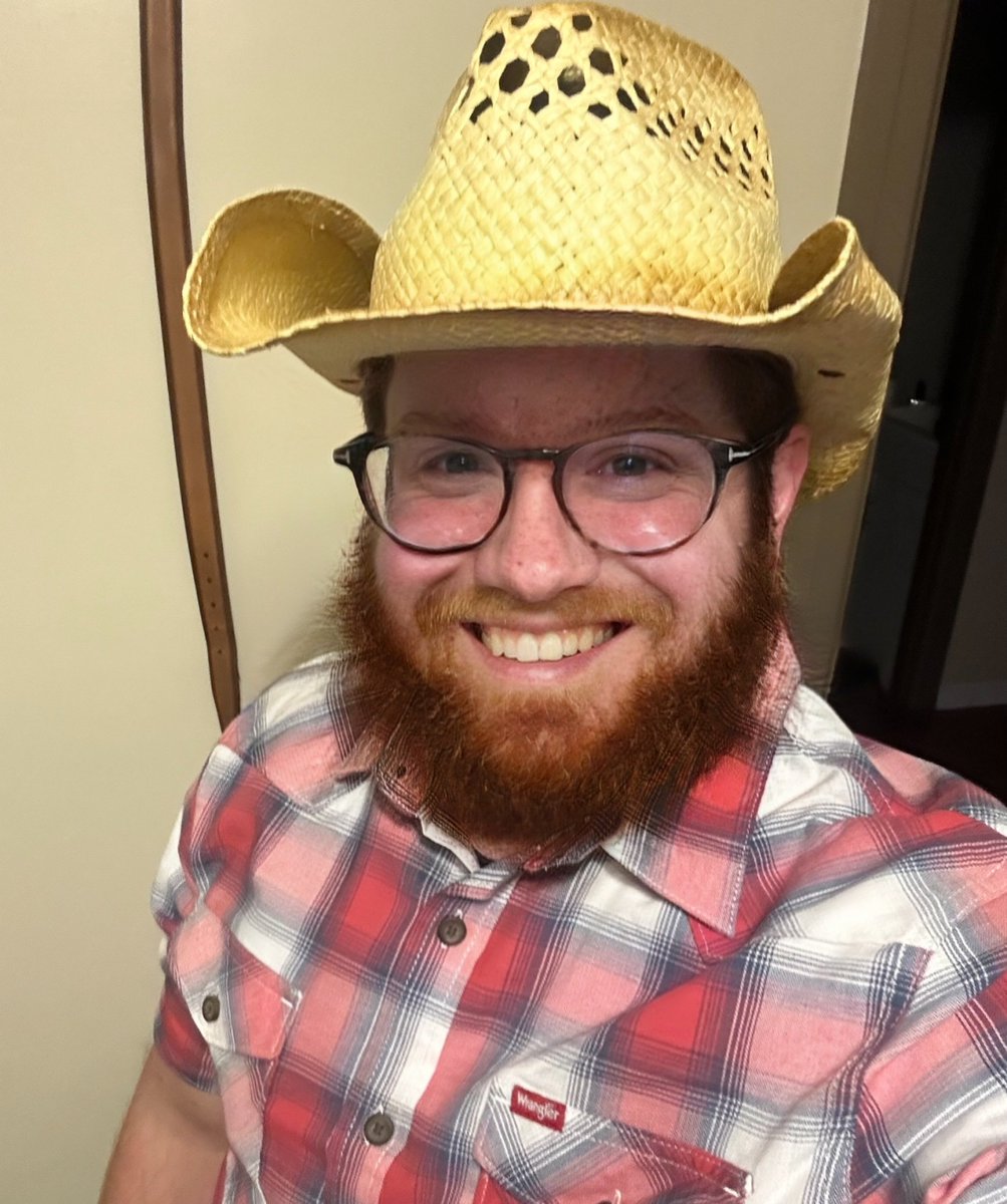 BeardsonBeardly's tweet image. if women want to be trad wives they know where to find me