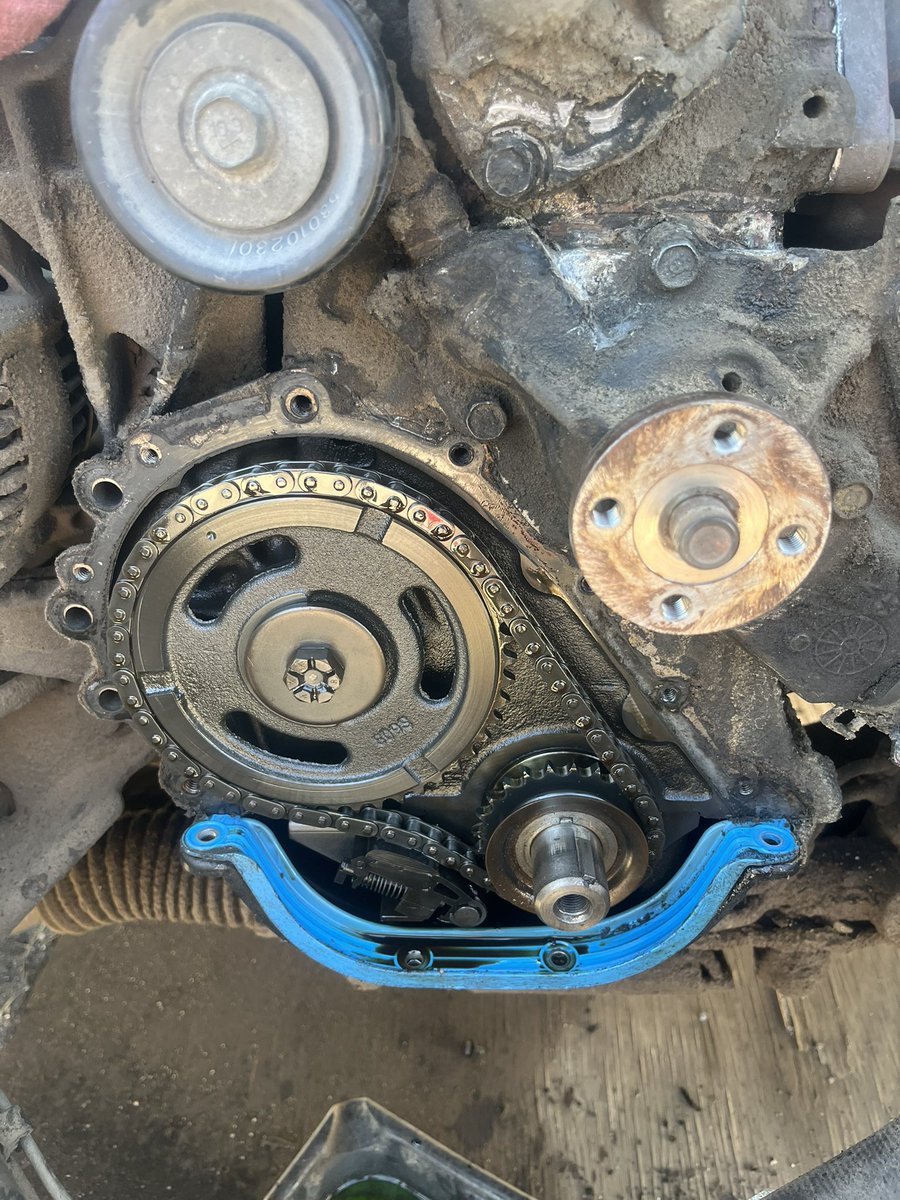 Cam swap in the dakota...halfway there! 🤘🏻💪🏻 
Gym time soon then finishing up.
Have YOU ever done any car repair work?