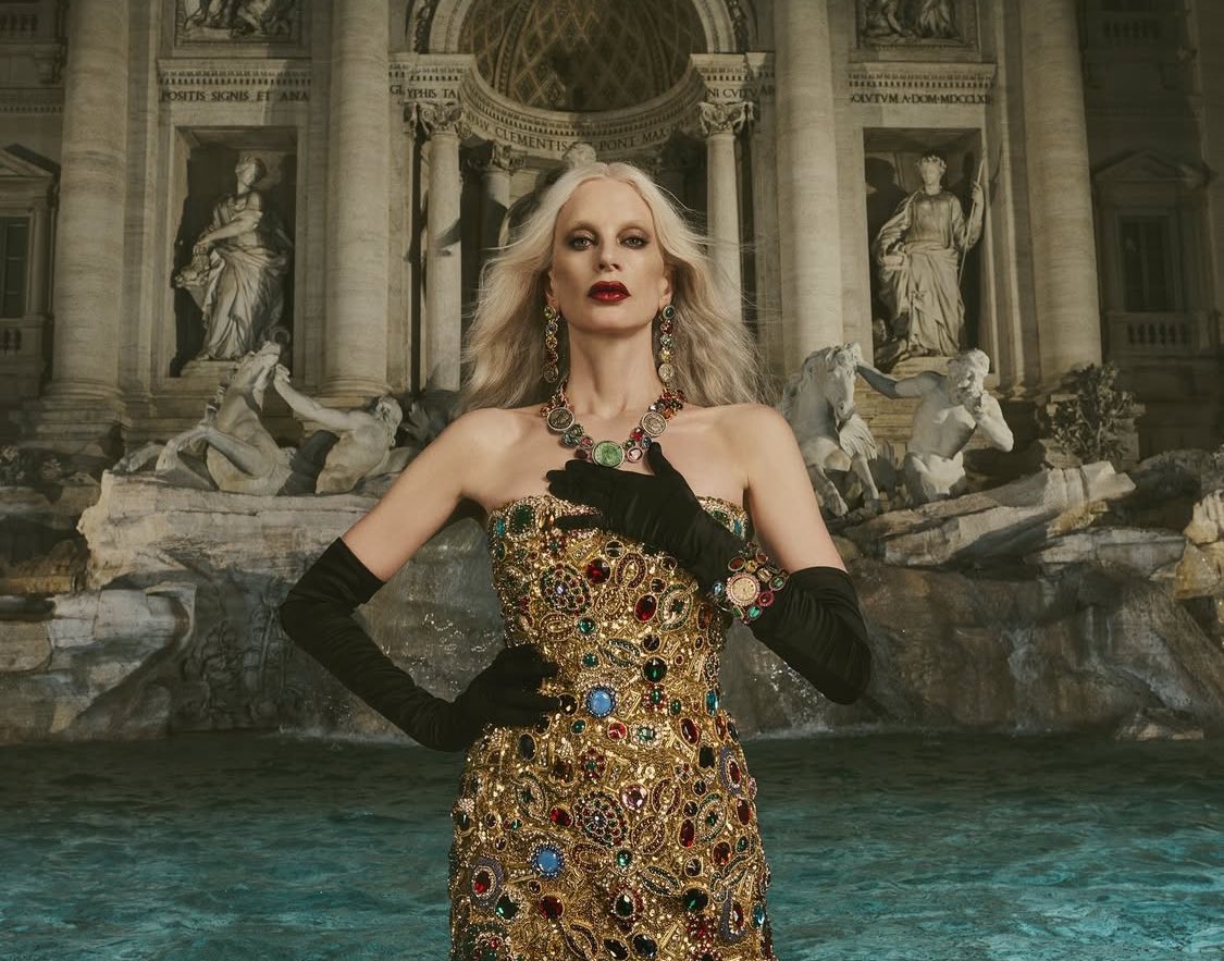 LaModeUnknown's tweet image. Kristen McMenamy STUNS in THE new ✨Dolce & Gabbana✨ Alta Moda & Gioielleria creations — I’m so in LOVE with that collection. 🪡
