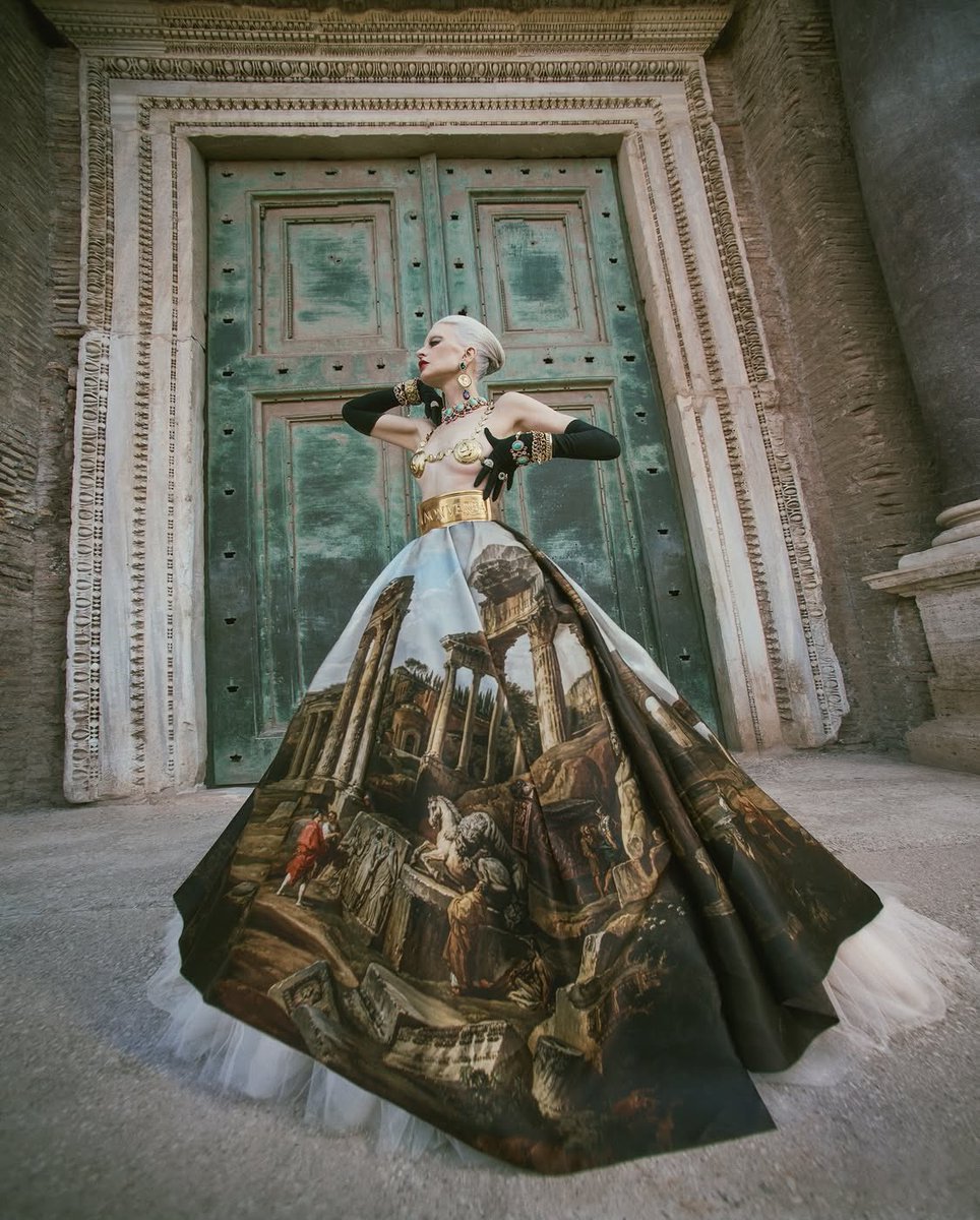 LaModeUnknown's tweet image. Kristen McMenamy STUNS in THE new ✨Dolce & Gabbana✨ Alta Moda & Gioielleria creations — I’m so in LOVE with that collection. 🪡