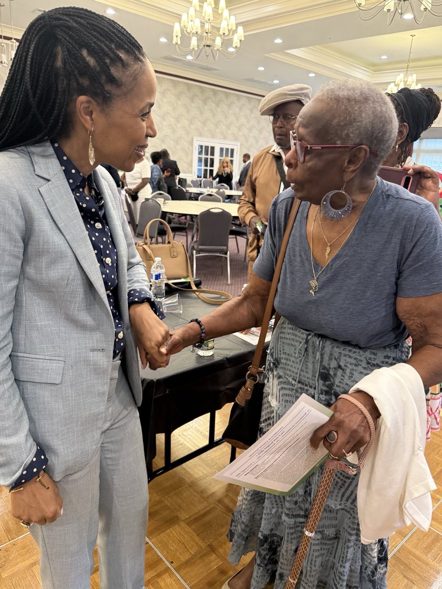 Sen_Alsobrooks's tweet image. I met with Cameron Grove seniors, all of whom expressed anger at this callous Administration and its obsession with harming working people.
I told them what I tell every Marylander - I’m in this fight for you.