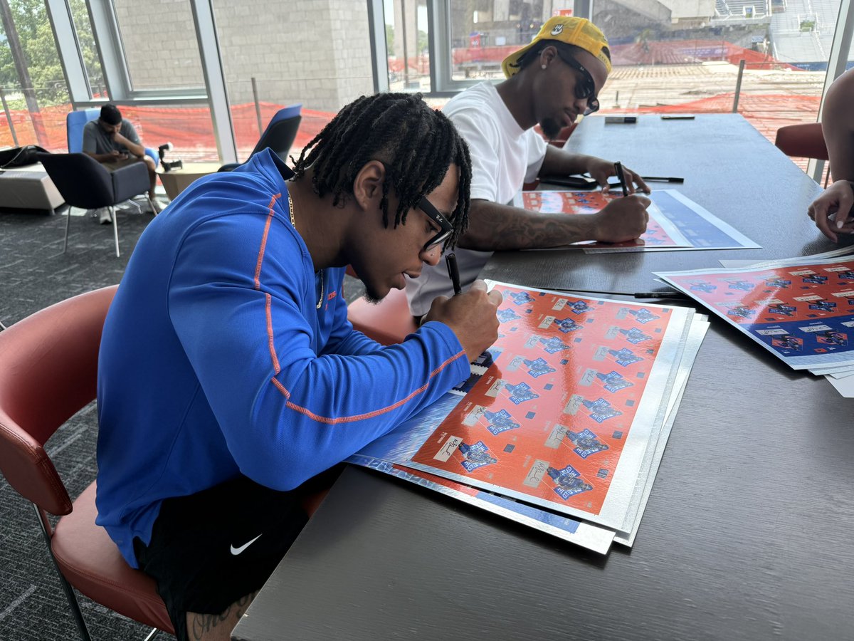 Jay_Tust's tweet image. A little sneak peakโฆ
@onitathlete and @JacksonsStores are teaming up again to produce #BoiseState trading cards.
The list of guys signing special inserts this year:
โข Maddux Madsen
โข Sire Gaines
โข Jayden Virgin-Morgan
โข AโMarion McCoy
โข Marco Notarainni
โข Breezy Dubarโฆ
