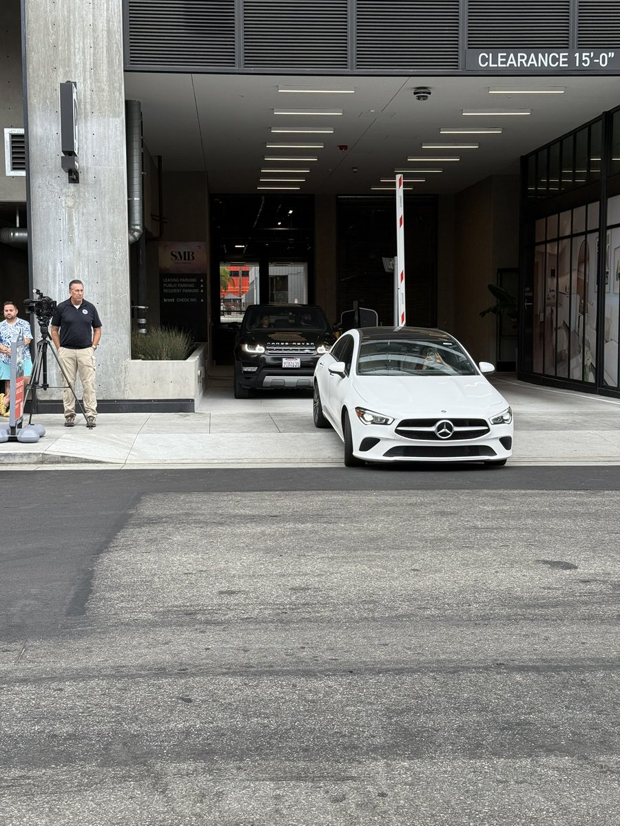 TheEvryDayChris's tweet image. Update…. Lady taking photos when someone is waiting to leave…..