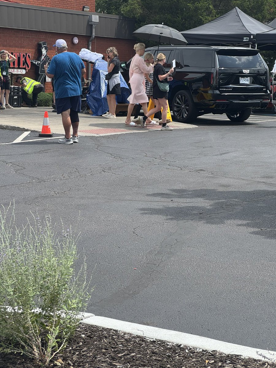 ReporterEric's tweet image. TED LASSO stars Hannah Waddingham and Juno Temple were seen at Gates BBQ on Main St. Sunday! Filming just started there for Ted Lasso Season 4. @rollisitemple took the picture! @DorissaWhite will have the story today on @kmbc!
