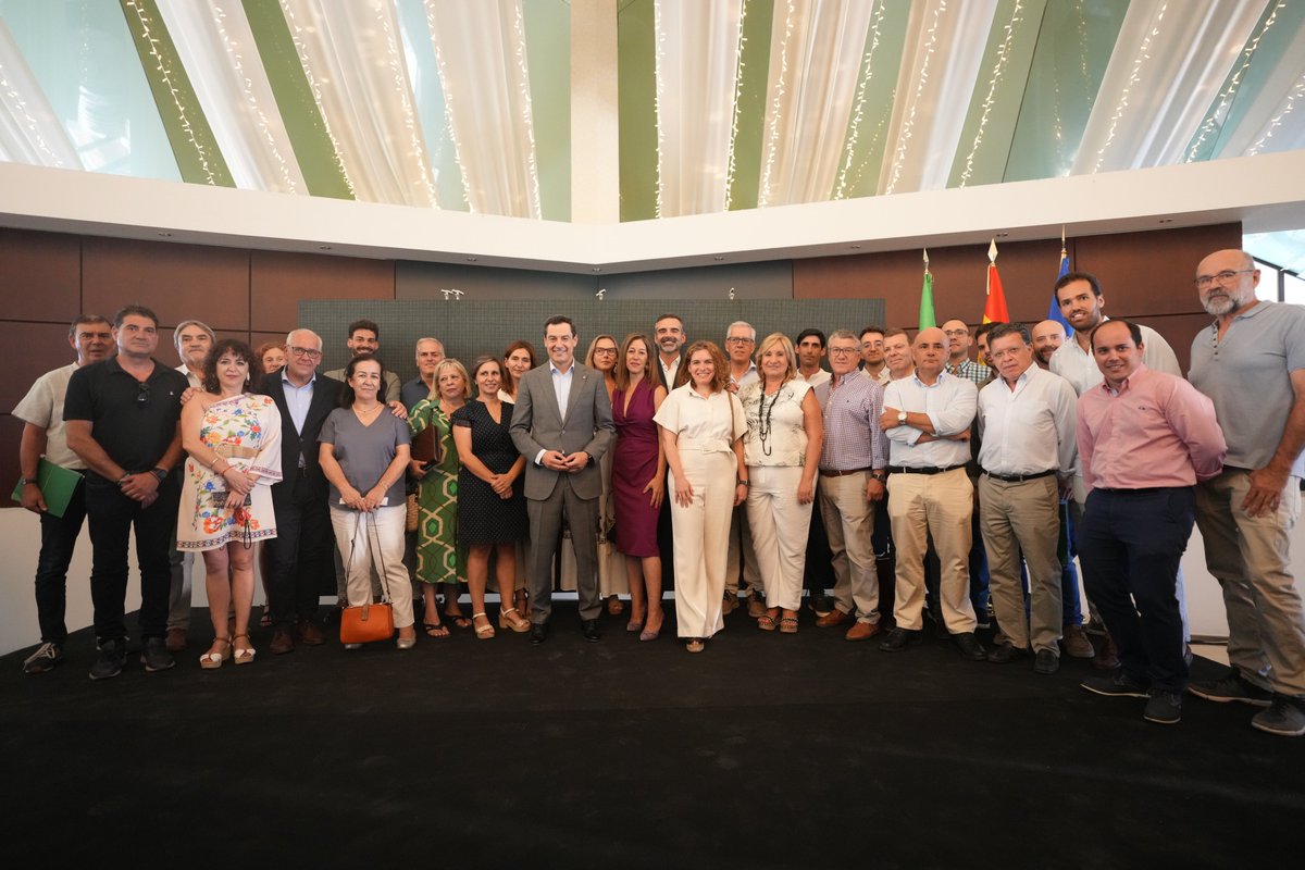 Junta de Andalucía (@andaluciajunta) on Twitter photo Felicito a todo el sector agroalimentario andaluz por el enorme trabajo, el talento y el compromiso que ponéis, día a día, para que Andalucía sea referencia de calidad y competitividad en España y Europa.
📡 <a href="/JuanMa_Moreno/">Juanma Moreno</a> | Ayudas modernización de la #Agricultura #Jaén Felicito a todo el sector agroalimentario andaluz por el enorme trabajo, el talento y el compromiso que ponéis, día a día, para que Andalucía sea referencia de calidad y competitividad en España y Europa.
📡 <a href="/JuanMa_Moreno/">Juanma Moreno</a> | Ayudas modernización de la #Agricultura #Jaén