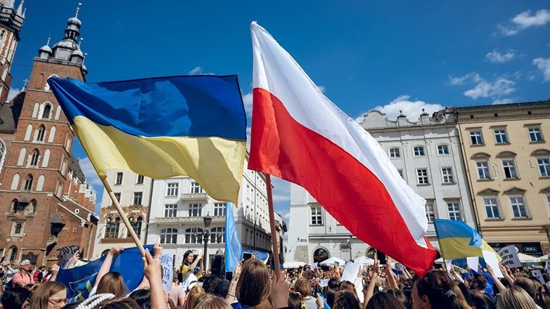 KShevchenkoReal's tweet image. 🇵🇱🇺🇦 They fled war — and became part of Poland’s economic engine. In 2024, Ukrainian refugees contributed 2.7% to Poland’s GDP. By 2030, that share is projected to reach 3.2%. Most earn around 4,000 zloty (~$1,100), working in factories, clinics, and cafés.The numbers don’t say…