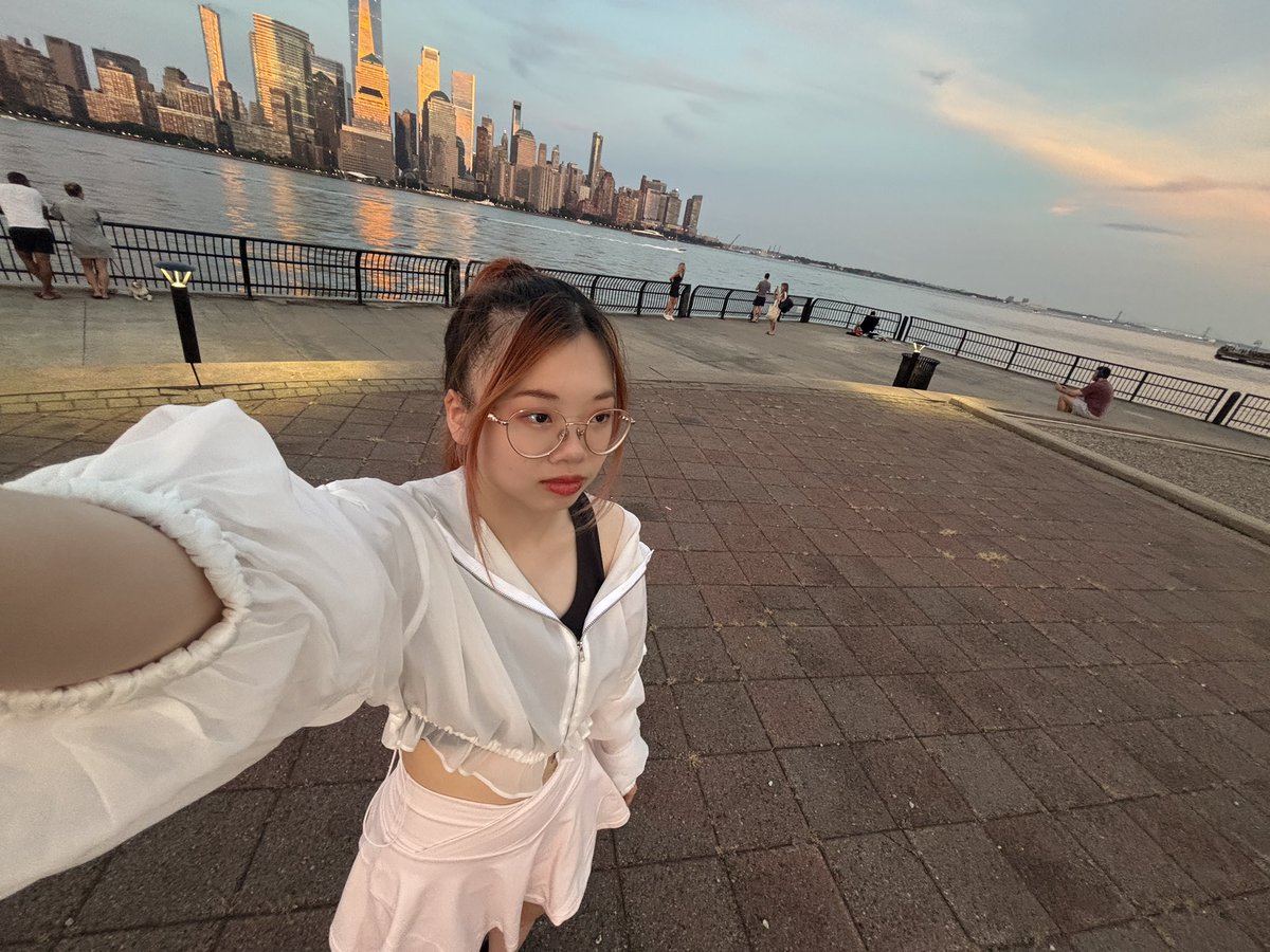 RoyalBuckss's tweet image. i went to film at the usual wotagei filming spot last nightโฆ but there arenโt UOโs in my handsโฆ???
dance things coming soon ๐