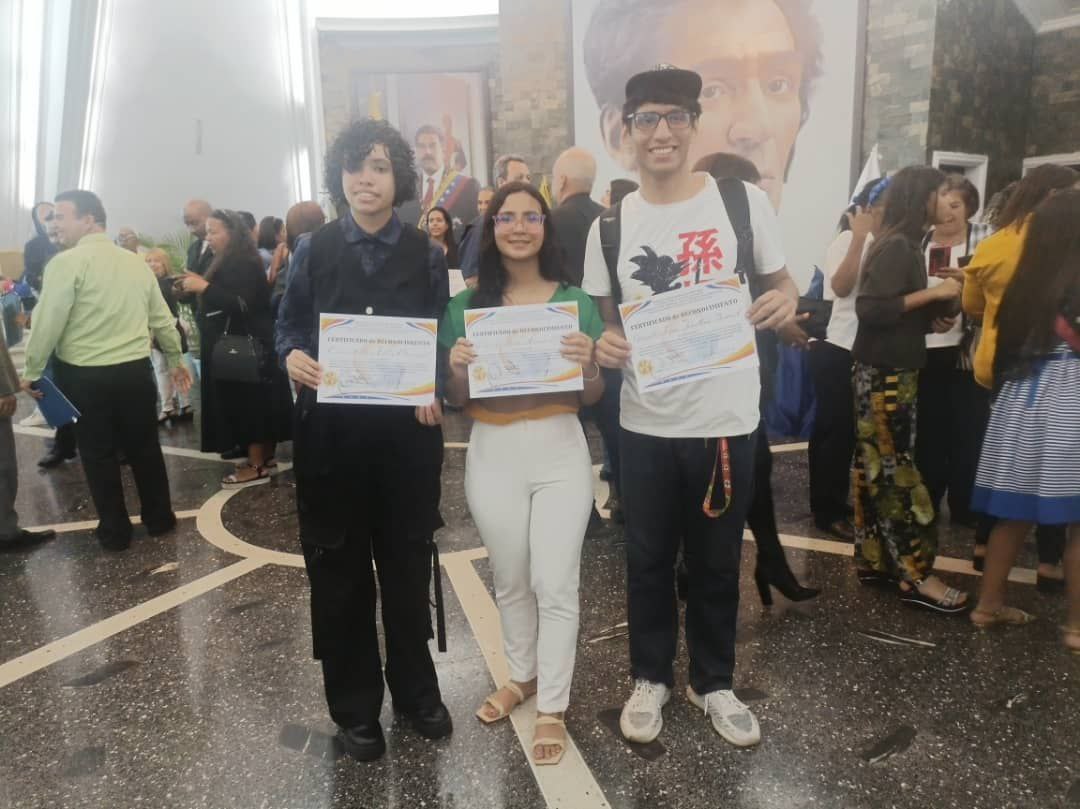 campusb's tweet image. La Gobernación de La Guaira homenajeó a los mejores promedios académicos en un acto en la Plaza Bolívar. Se reconocieron a estudiantes destacados de la Universidad Simón Bolívar y se rindió homenaje póstumo a Wolfgang Mistege Hernández. #USBve #Campusb #Usbnoticia