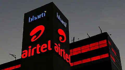 BharatKiNews_'s tweet photo. 🚨 Bharti Airtel Overtakes TCS! 📈📱
Now India’s 3rd most valuable listed company 💼💰 — a major milestone in the telecom giant’s journey!
#BhartiAirtel #TCS #StockMarket #MarketCap #IndiaBusiness #BreakingNews #TelecomSuccess #Airtel https://t.co/dFYPU9DT0B