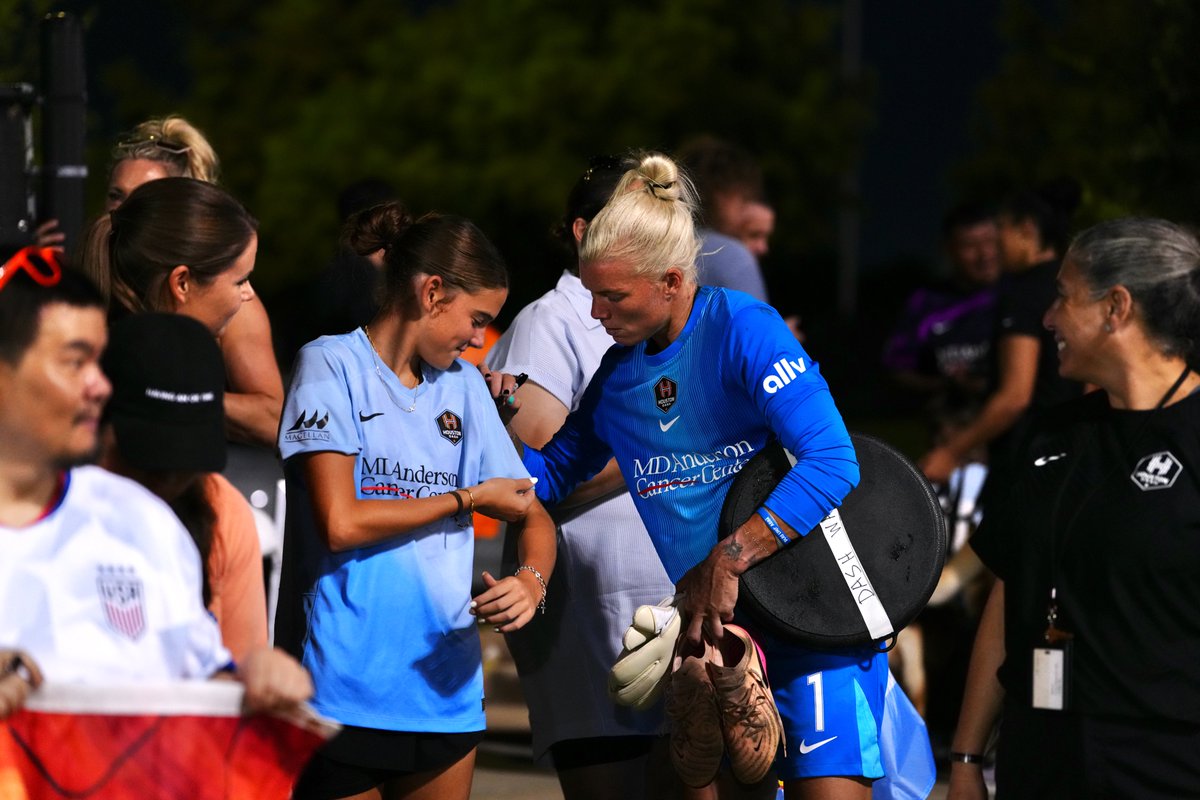 HoustonDash's tweet image. It was so good seeing our season ticket members last night at our friendly!
Can’t wait to see y’all back at @ShellEnergyStdm next month 🤘