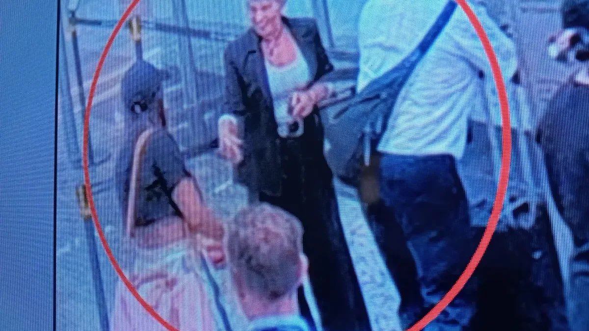 ⭕️ | ESCÁNDALO TOTAL: En Aeroparque, Silvana Abalsamo, la vicejefa de Aduana, ESCOLTÓ A LAURA ARRIETA POR UN LUGAR ESPECIAL PARA QUE NADIE CONTROLE SU EQUIPAJE.

‼️ Cada vez peor. EL GOBIERNO DE JAVIER MILEI, CADA VEZ MÁS TURBIO. ES UNA VERGÜENZA. 

❌ LA CORRUPCIÓN AVANZA.