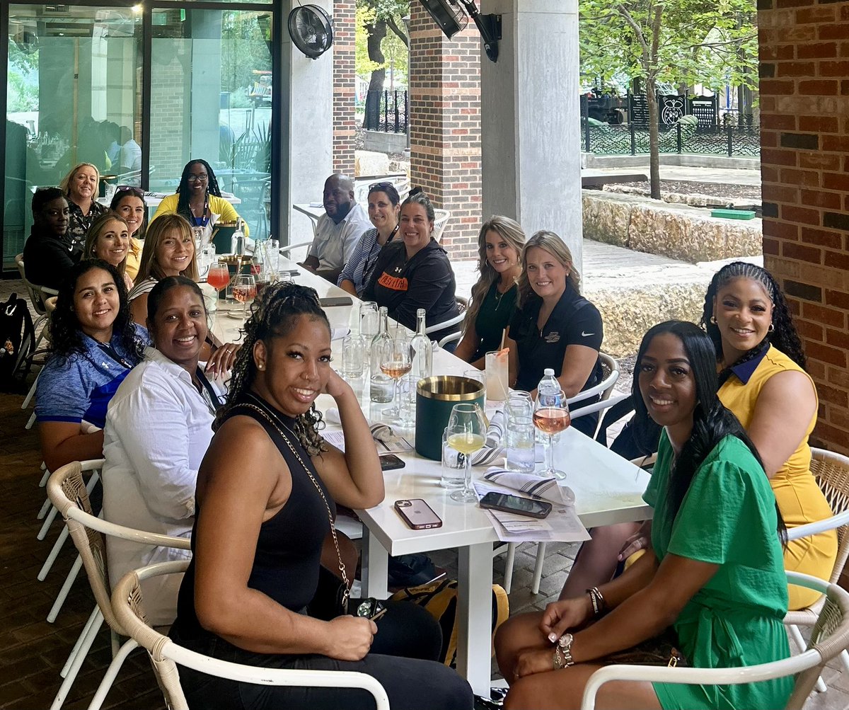 CallieCam_'s tweet image. Such a great time at our #TXHSFB DFO luncheon. @CoachLBrooks @coachfire98
Huge shoutout to @HonestGameCARES for helping sponsor the event. Also a shoutout to @Dr_CNKiser for coming to give advice from an admin standpoint!
Good luck to all these TXHSFB girls
This season! 🏈♥️