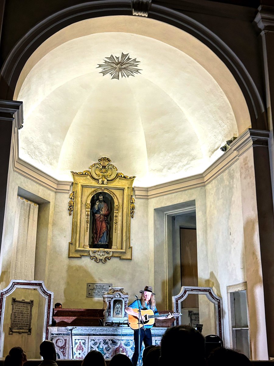 (Pensando alle situazioni in cui mi sono trovata negli anni per amore di quest'uomo, tipo qui ci siamo noi che ci facciamo una bellissima foto con un tabernacolo sullo sfondo).

L'amore che ho per queste personcine non si può contenere 💓