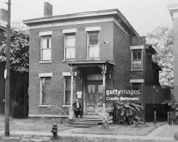 TammiMinoski's tweet photo. A view of the first house rented by the #Rockefeller family at 67 Cedar Street in Cleveland, Ohio, in 1857. The house stood at 2409 Cedar Avenue as a lodging house. Charles Baker, owner of the house in 1932, Sat on the porch. #ClevelandHistory #thiswasCle https://t.co/PamuLUnVDB