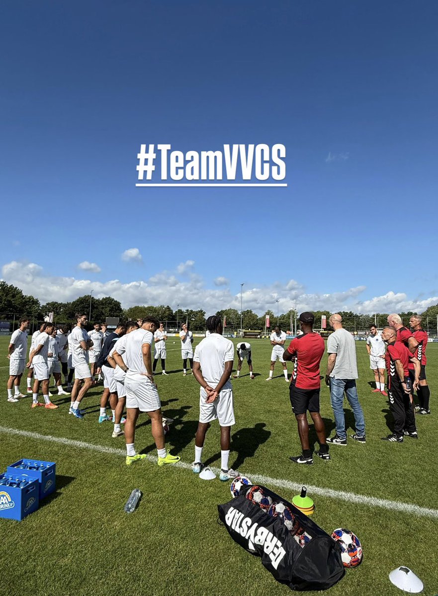 spelersvakbond's tweet image. Morgen 19:00 Fortuna Sittard, vandaag was de laatste training voorafgaand aan dat duel! 🌲⚽️💫🏃🏻🏃🏻🏃🏻

De wedstrijd vindt plaats op Sportpark Op de Hooven in Nederweert-Eind. 

🎫 Entree is € 5,- en voor jeugd t/m 12 jaar € 2,-. De kantine is geopend.

#ForVVCS #TeamVVCS