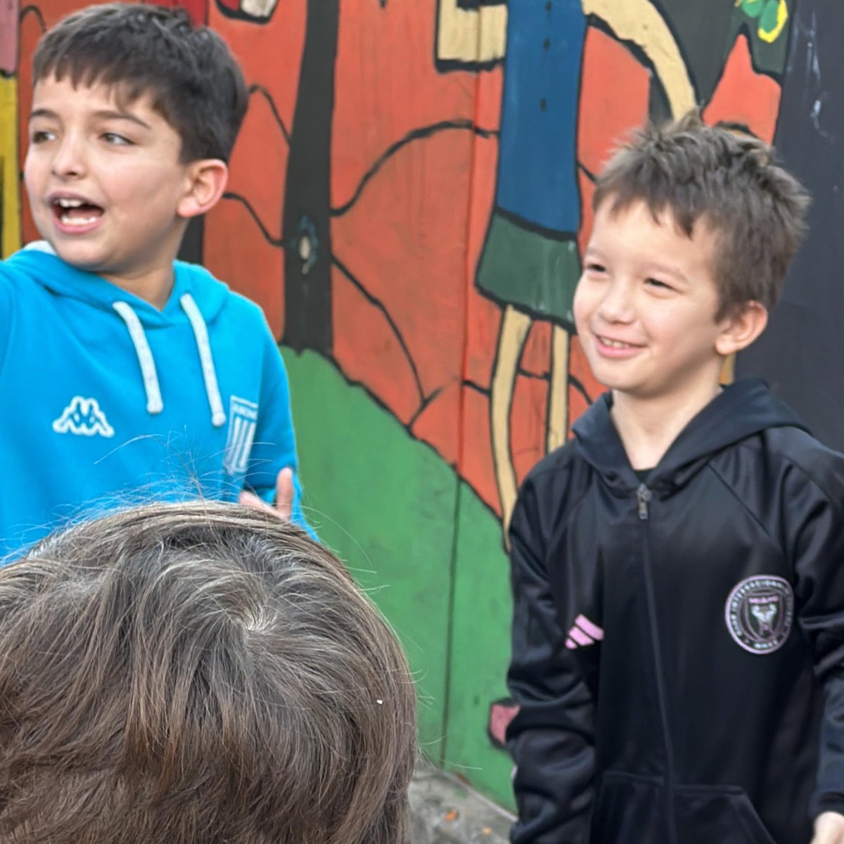 ¡Empezó una nueva edición de Vacaciones en la Escuela! Más de 11 mil chicos de la Ciudad de Buenos Aires ya disfrutan de propuestas lúdicas, artísticas y pedagógicas para reforzar los aprendizajes desde el juego y la creatividad.

Porque aprender también es disfrutar, crear y