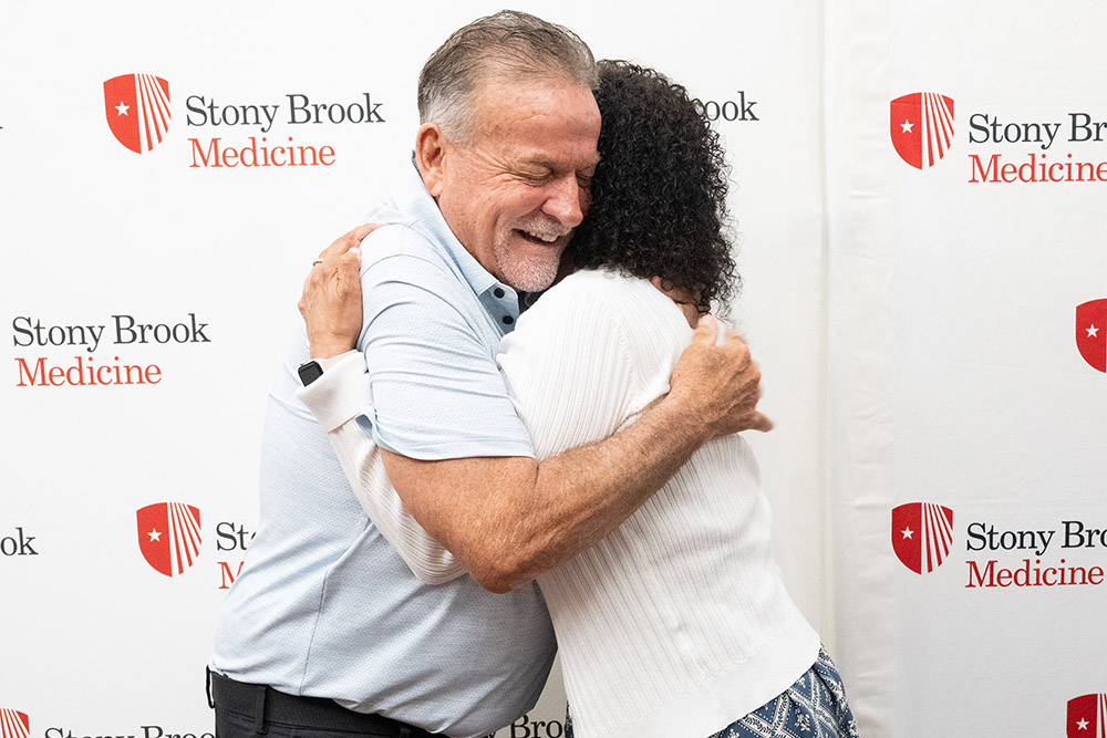SBM_EVP's tweet image. After donating her #kidney to a stranger, Ann Marie Hassett met recipient Scott Scannell for the first time at @StonyBrookMed. Their story is a powerful reminder of the impact of #OrganDonation, & expert transplant care. bit.ly/44MNSZG #WeAreStonyBrookMedicine