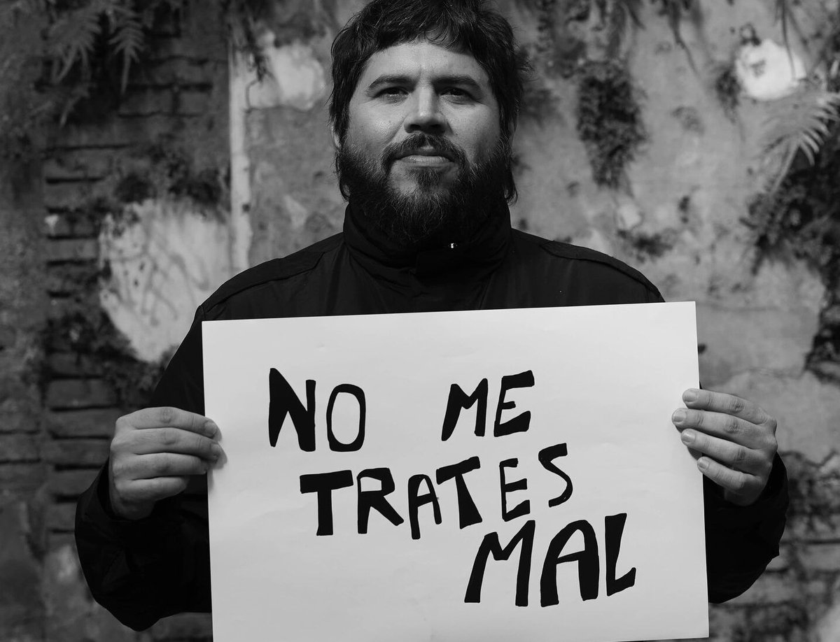 SinDocumentosMX's tweet image. Santiago Motorizado aka @SantiagoCorazon desde Buenos Aires a los sesenta.

El músico argentino y bajista de @ElMato,  desvela video para &quot;No me trates mal&quot;, canción incluida en su álbum en solitario, &quot;El Retorno&quot;. 

Detalles:
buff.ly/9TAcuSO