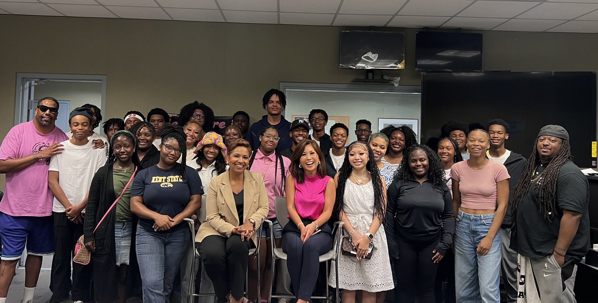 madxchildish's tweet image. “You are your appointment”- Annie Yu 📺
Thank you @AnnieYuTV and @DCAllisontv for speaking with us at Deanwood Radio Broadcasting! Your message was filled with such candor and love, I will make sure to pass it forward 🫶🏽
#morethanarec #dprprograms