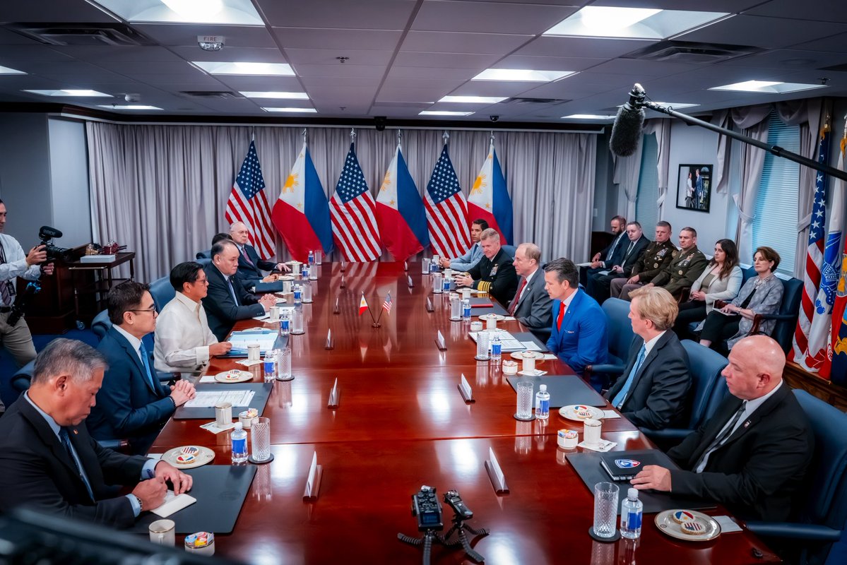 PHLAmbUSA's tweet image. Today I joined President @bongbongmarcos in his meetings with @SecDef Hegseth and @SecRubio, from whom we heard a common refrain: that the PH-US alliance remains solid, and that our joint vision of a peaceful, secure, and prosperous Indo-Pacific remains paramount 🇵🇭🇺🇸