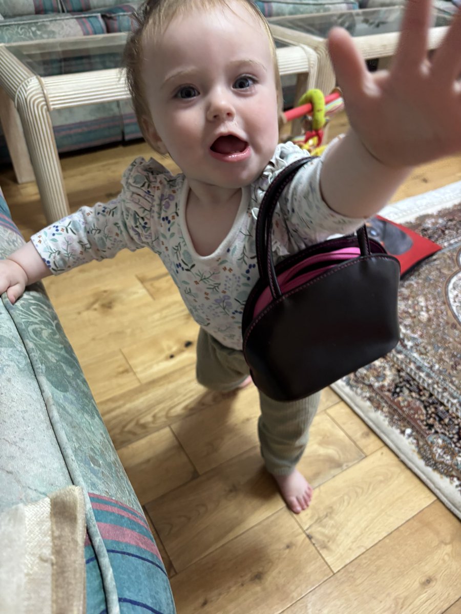 SafferTheGaffer's tweet image. Tonight my daughter treated me to a short play entitled “drunk woman falls out of pub with handbag”. God I love this chaotic child😂❤️