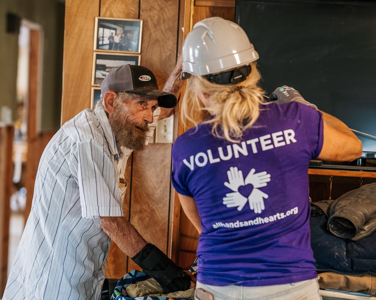 AllHandsHearts's tweet image. Texas floods destroyed more than walls, they took decades of memories. We helped salvage LA’s wife’s wedding dress, hand stitched quilts and irreplaceable family photos. After clearing mud and debris we are preparing for mold sanitation to make the home safe for rebuilding.
