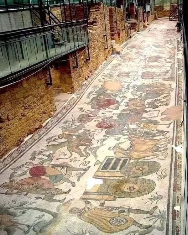 BiancoDavinci's tweet image. 1700-year-old The Great Hunt Mosaic located in Sicily, Italy.