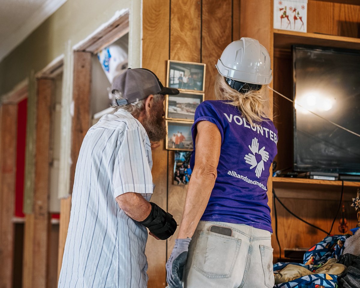 AllHandsHearts's tweet image. Texas floods destroyed more than walls, they took decades of memories. We helped salvage LA’s wife’s wedding dress, hand stitched quilts and irreplaceable family photos. After clearing mud and debris we are preparing for mold sanitation to make the home safe for rebuilding.
