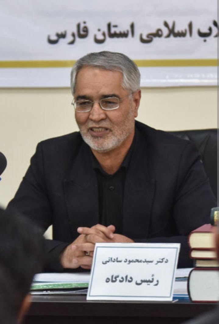 Homa2021's tweet image. محمود ساداتی به نوید گفته بود :
"من هستم که باید مطمئن شم تا با خیال راحت طناب دار را به گردنت بیندازم!"
گفته میشه از روزیکه حکم اعدام نوید را داد با چندین محافظ رفت و آمد میکرده!
روز انتقام نزدیکه و هیچ محافظی نمیتونه جونت را نجات بده بیشرف!
#نوید_افکاری