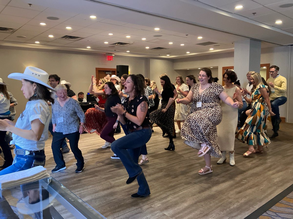 EmilyH107's tweet image. SSSR 2025: ✅
learned a lot, co-chaired a symposium, gave a talk, saw some old friends, made some new friends… and line danced !! yeehaw !! 🤠
can’t wait for next year already🥰 @SSSReading #SSSR2025 🧠📚🤓
