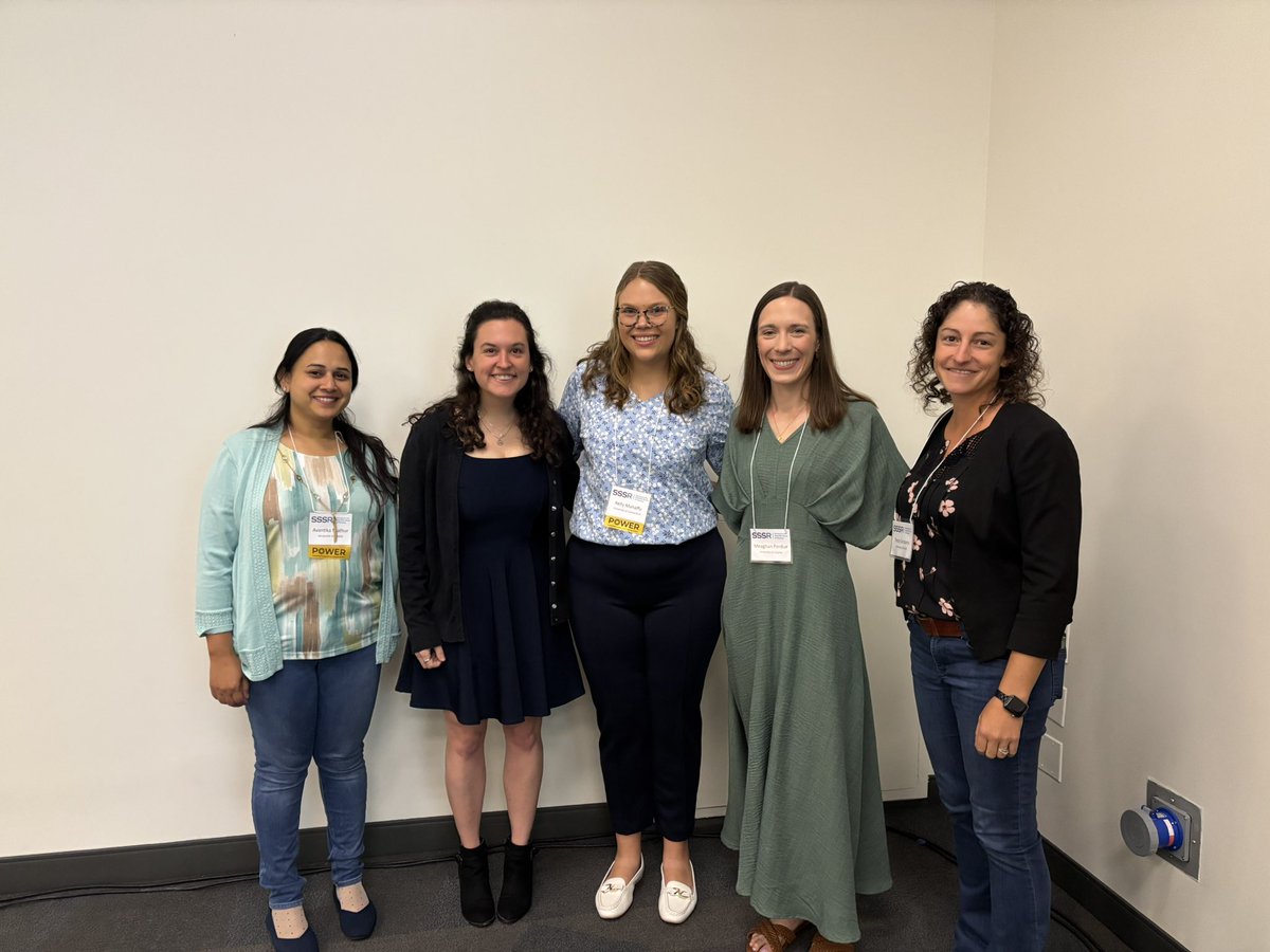 EmilyH107's tweet image. SSSR 2025: ✅
learned a lot, co-chaired a symposium, gave a talk, saw some old friends, made some new friends… and line danced !! yeehaw !! 🤠
can’t wait for next year already🥰 @SSSReading #SSSR2025 🧠📚🤓