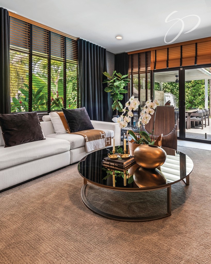 Sold in Sky Lake, one-story luxury home sits on a lush corner lot with a pool, jacuzzi, summer kitchen &amp; designer finishes throughout. Congrats to the new owners on this tropical oasis!

#JustSold #SkyLake #LuxuryRealEstate #SouthFloridaHomes #scottpatterson