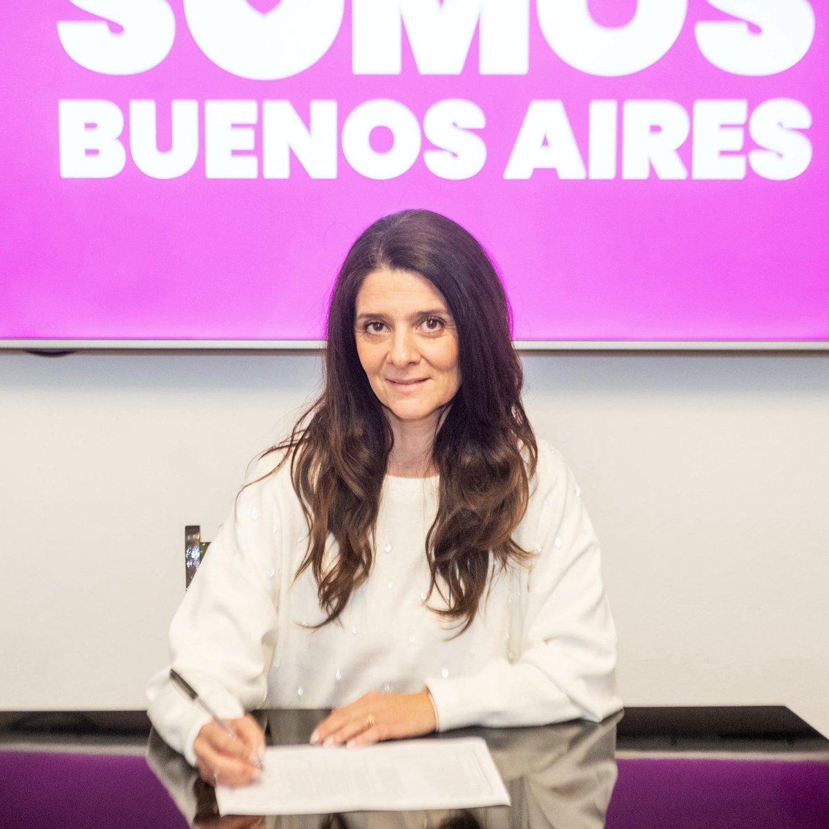 marianopenas1's tweet image. Ni de un lado ni del otro. Estamos donde está la gente. Mientras los extremos se gritan, nosotros elegimos construir.

Con Lorena López vamos como candidatos a concejales para recuperar una ciudad que fue olvidada.

Si ningún extremo te representa, pensamos igual.…