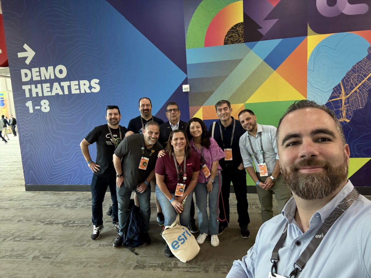 ESRIChile's tweet image. La semana pasada fue la #EsriUC2025, el evento más grande del mundo dedicado a los SIG, y nuestra delegación de Esri Chile fue parte de esta gran instancia 🌎🌐
Nuestro equipo pudo conocer los últimos avances en ArcGIS, innovaciones en IA, casos globales de uso real y más 💡🌟
