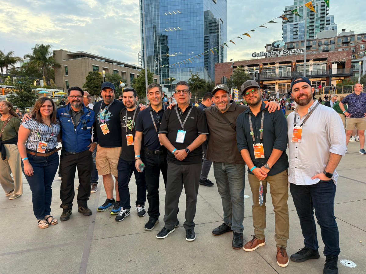 ESRIChile's tweet image. La semana pasada fue la #EsriUC2025, el evento más grande del mundo dedicado a los SIG, y nuestra delegación de Esri Chile fue parte de esta gran instancia 🌎🌐
Nuestro equipo pudo conocer los últimos avances en ArcGIS, innovaciones en IA, casos globales de uso real y más 💡🌟