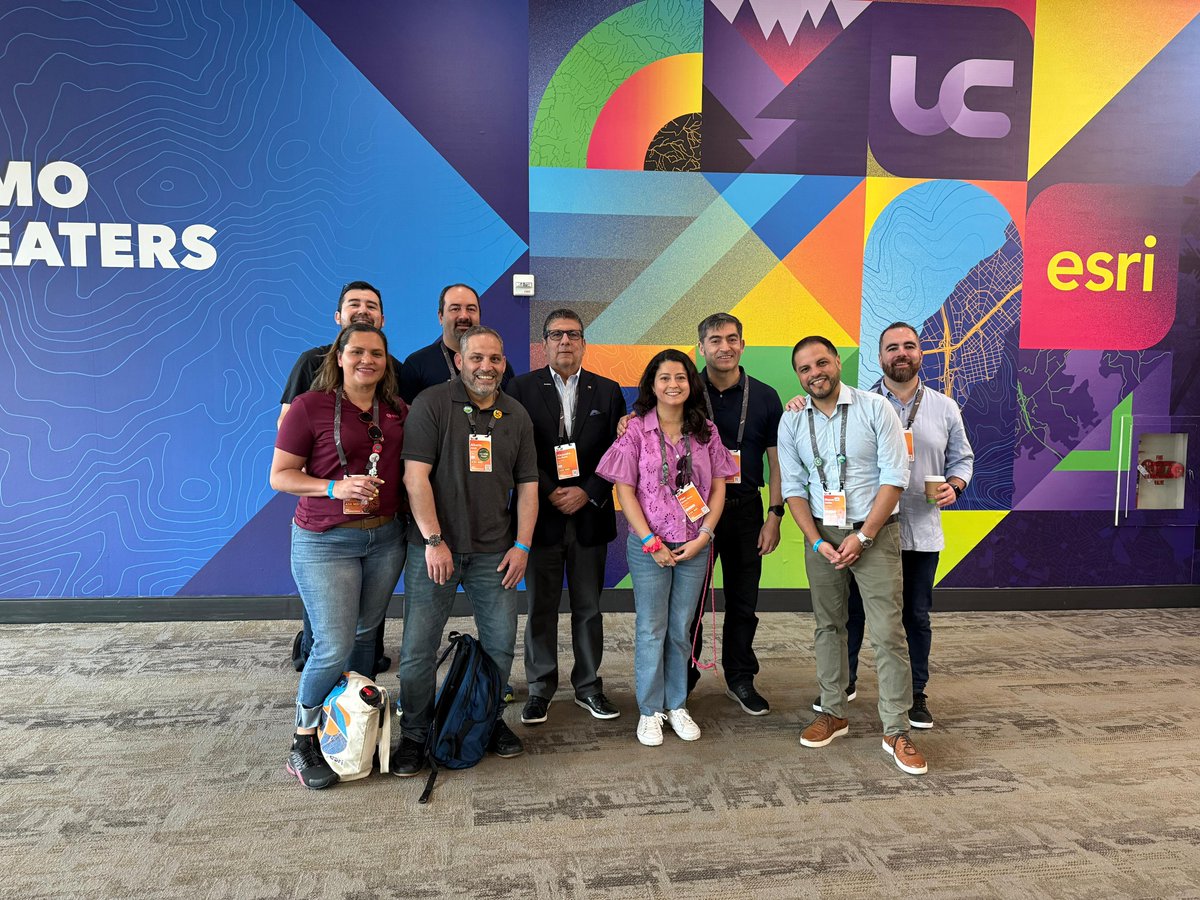 ESRIChile's tweet image. La semana pasada fue la #EsriUC2025, el evento más grande del mundo dedicado a los SIG, y nuestra delegación de Esri Chile fue parte de esta gran instancia 🌎🌐
Nuestro equipo pudo conocer los últimos avances en ArcGIS, innovaciones en IA, casos globales de uso real y más 💡🌟