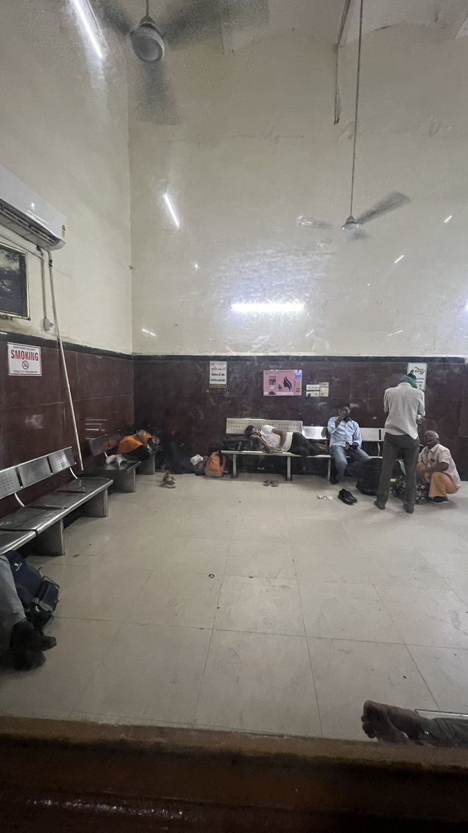 onroadindian's tweet photo. Just returned from a tour of Philippines, Japan and Taiwan. And having a train from Amritsar Station. Saw the pathetic condition of upper class waiting hall. “Mera Bharat, Ministers Mahan”
PNR : 2600813381
@RailMinIndia @RailwaySeva @IRCTCofficial @AshwiniVaishnaw @PMOIndia https://t.co/wCIrG5VkGh